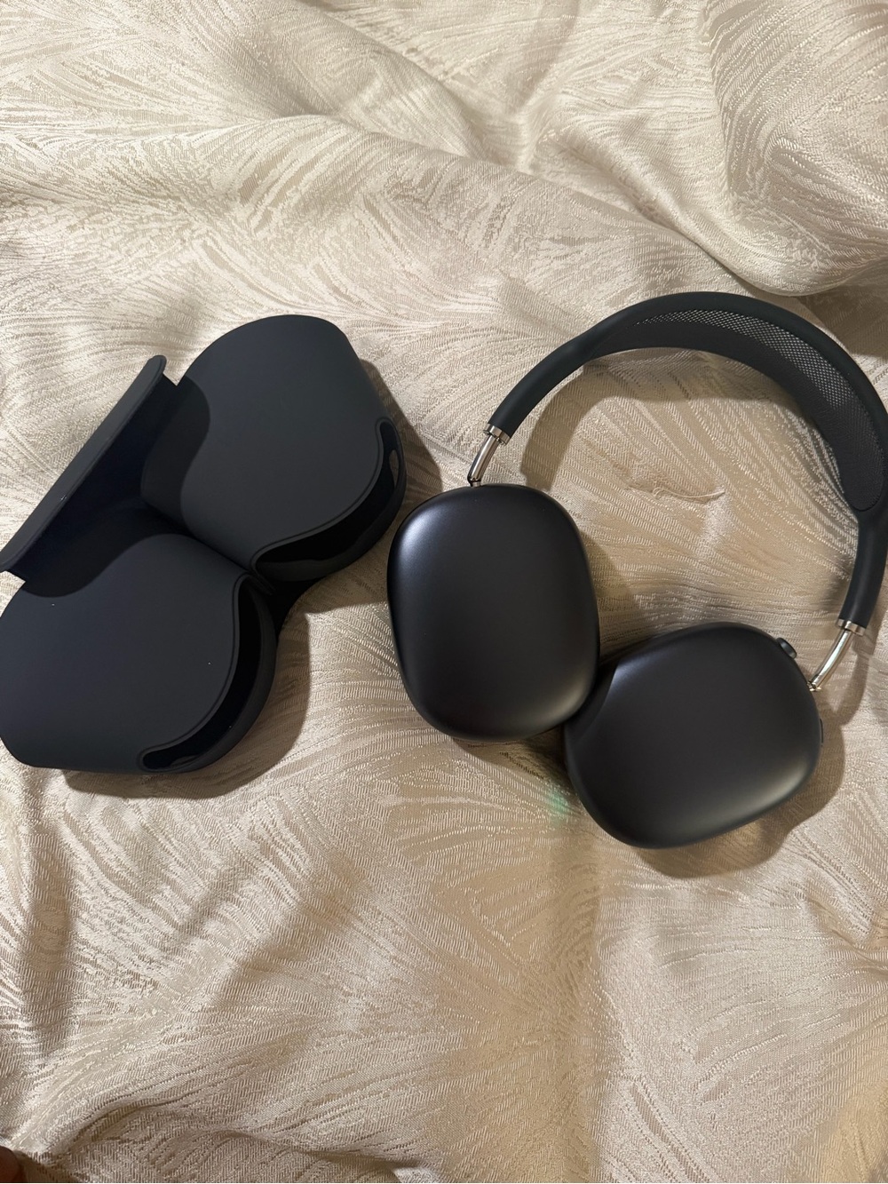 Apple Airpods Max2 Black Wireless Over-Ear Headphones with Protective Case